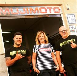Horario de apertura Mujimoto, Vecindario