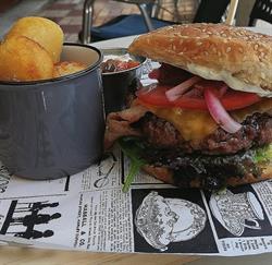 Horario de apertura Pub FiftySixty, Fuengirola